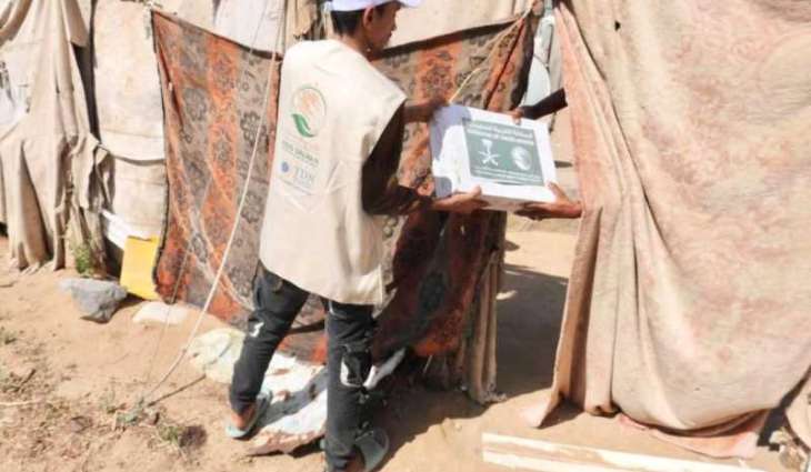 مركز الملك سلمان للإغاثة يوزّع (3.000) كرتون تمر في مديرية حيران بمحافظة حجة