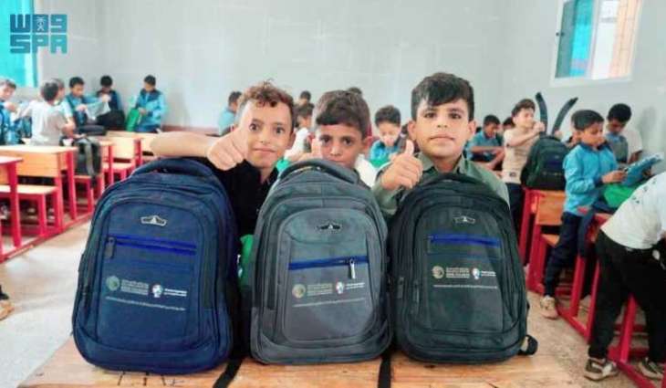 مركز الملك سلمان يدشّن توزيع المستلزمات التعليمية للطلاب والطالبات في مديريتي المخا وموزع بمحافظة تعز