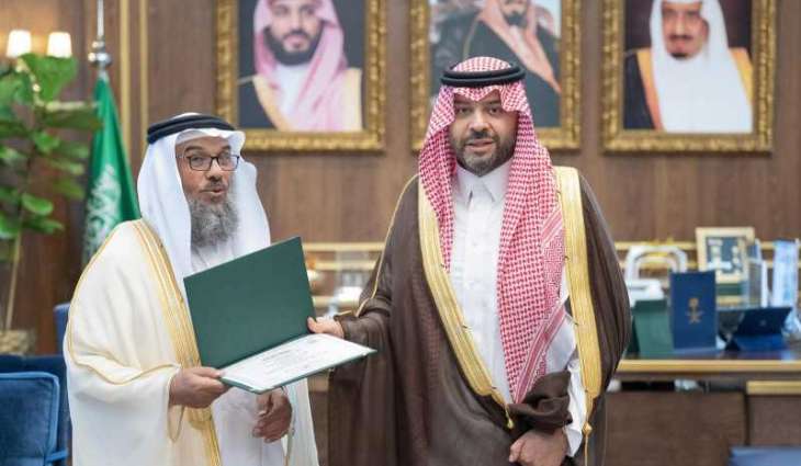 الأمير فيصل بن خالد بن سلطان يكرّم مواطنًا تبرّع بالدم 131 مرة في مدينة عرعر