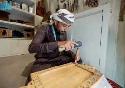 عاطف السعدي.. فنان تشكيلي يحفر الخشب ويعلّق أعماله في الأمم المتحدة