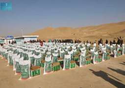 مركز الملك سلمان للإغاثة يوزّع (420) سلة غذائية و(420) كرتون تمر في مديرية البرز بولاية بلخ في أفغانستان