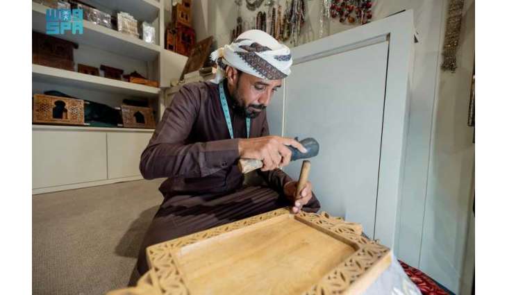 عاطف السعدي.. فنان تشكيلي يحفر الخشب ويعلّق أعماله في الأمم المتحدة