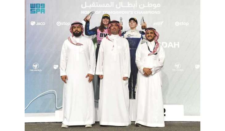 محافظ جدة يتوّج كيت بيلوفـسكي بطلًا لبطولة أرامكو السعودية للفورمولا4 لموسم 2025