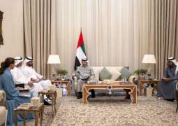هزاع بن زايد يستقبل وفداً من الشركة العالمية القابضة ومجموعة 