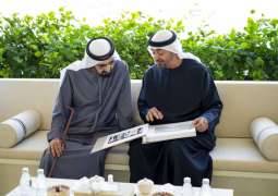 خلال لقائهما في قصر البحر..رئيس الدولة يهدي محمد بن راشد مجموعة صور توثق أبرز المناسبات الوطنية والمحطات التي جمعتهما في خدمة الوطن