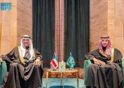 سمو وزير الدفاع يلتقي وزير الدفاع بدولة الكويت