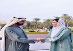 نائب رئیس دولة الامارات یصافح السیدة الأولیٰ آصفة بوتو