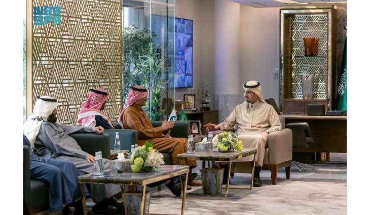 أمين منطقة الرياض يلتقي عددًا من أهالي حي المهدية في مبادرة 