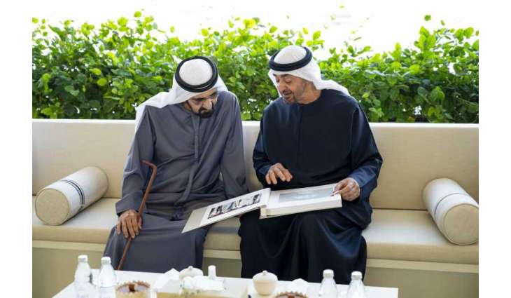 خلال لقائهما في قصر البحر..رئيس الدولة يهدي محمد بن راشد مجموعة صور توثق أبرز المناسبات الوطنية والمحطات التي جمعتهما في خدمة الوطن