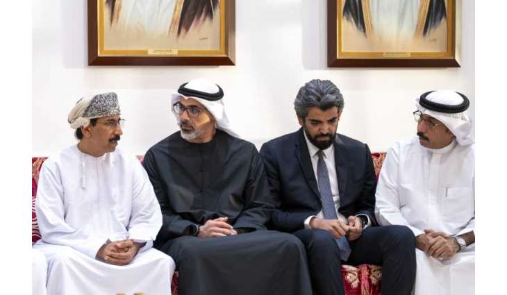 خالد بن محمد بن زايد يعزي في وفاة علي سالم البيض