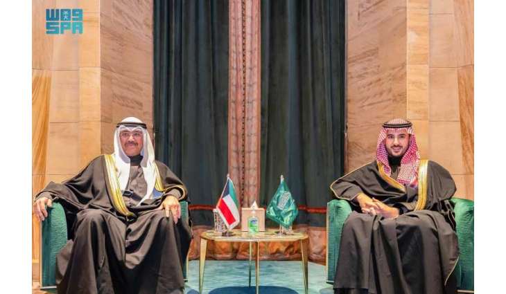 سمو وزير الدفاع يلتقي وزير الدفاع بدولة الكويت