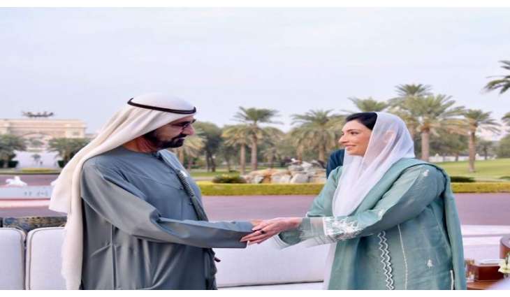نائب رئیس دولة الامارات یصافح السیدة الأولیٰ آصفة بوتو