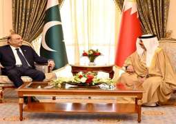الرئیس آصف علي زرداري یجتمع مع الملك البحریني خلال زیارة بلادہ