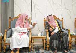 نائب أمير جازان يعزي شيخ شمل السادة الخلاوية وتوابعها في وفاة والده