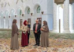 وزير خارجية غواتيمالا يزور جامع الشيخ زايد الكبير في أبوظبي