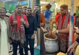 Former World Boxing Champion Amir Khan visits shrine of Hazrat Abdullah Shah Ghazi