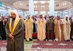 محافظ الأحساء يؤدي صلاة الاستسقاء