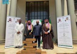 الشؤون الإسلامية تباشر تنفيذ برنامجي خادم الحرمين الشريفين لتفطير الصائمين وتوزيع التمور في جمهورية جنوب أفريقيا ودول الجوار