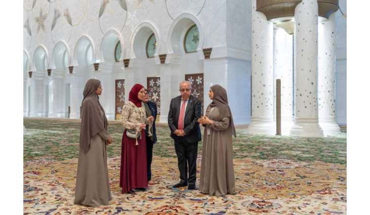 وزير خارجية غواتيمالا يزور جامع الشيخ زايد الكبير في أبوظبي