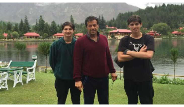 نجل رئیس الوزراء السابق عمران خان یعرب عن قلقه بشأن تدھور صحة والده
