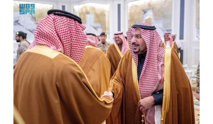 أمير منطقة القصيم يستقبل المهنئين بشهر رمضان ويدشِّن وقف 