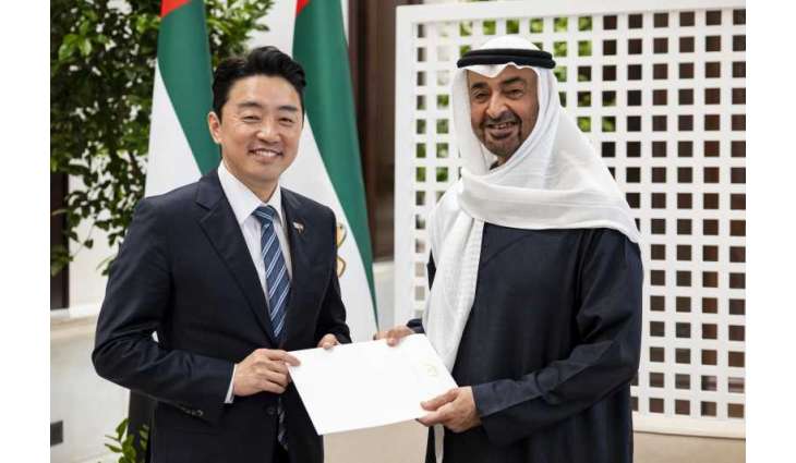 رئيس الدولة يتسلم رسالة خطية من الرئيس الكوري خلال استقباله المبعوث الخاص