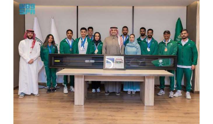 الأمير فهد بن جلوي يلتقي لاعبي فريق السعودية للتجديف
