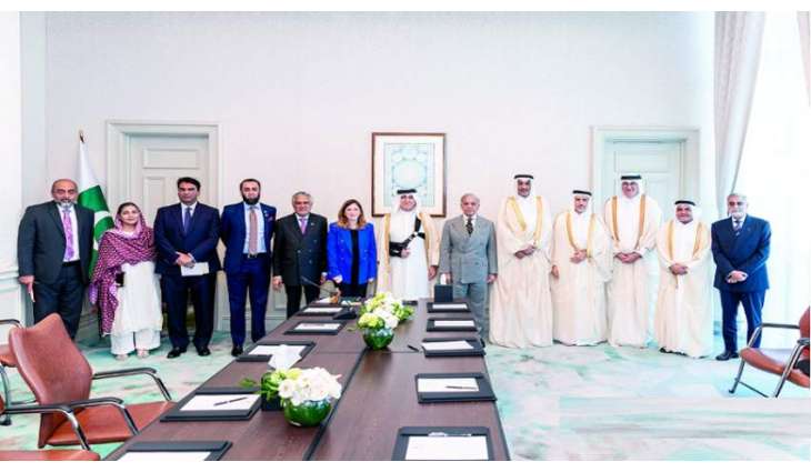 رئیس الوزراء شھباز شریف یجتمع مع وفد رابطة رجال الأعمال القطریین بالدوحة