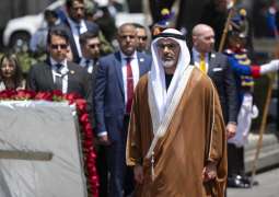 ولي عهد أبوظبي يضع إكليلاً من الزهور أمام النصب التذكاري للاستقلال في العاصمة الإكوادورية كيتو