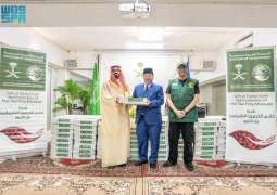 مركز الملك سلمان للإغاثة يُسلّم 25 طنًا من التمور هدية المملكة لكمبوديا