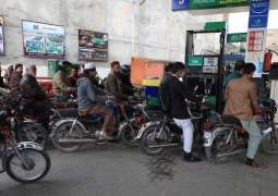 Lahore petrol pumps witness long queues amid fear of fuel shortage