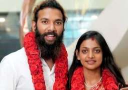 Indian Internet Sensation Mona Lisa Bhonsle Marries Boyfriend Farman Despite Family Opposition