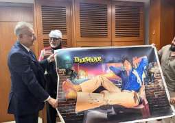Bachchan celebrates 51 Years of Deewaar with signed artwork from Dubai gold tycoon