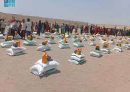 مركز الملك سلمان للإغاثة يوزّع 250 سلة غذائية في محافظة دخيل بجمهورية جيبوتي