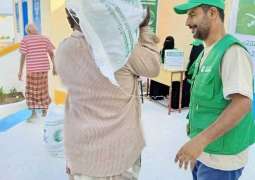 مركز الملك سلمان للإغاثة يوزّع (186) كيس أرز في مديرية بروم ميفع بمحافظة حضرموت