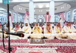 محافظ الأحساء يؤدي صلاة عيد الفطر