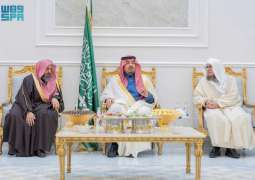 الأمير فيصل بن خالد بن سلطان يعايد رئيس محكمة الاستئناف وقاضي الاستئناف