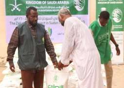 مركز الملك سلمان للإغاثة يوزع (3.460) كيسًا من الأرز في محلية دنقلا بالولاية الشمالية في السودان