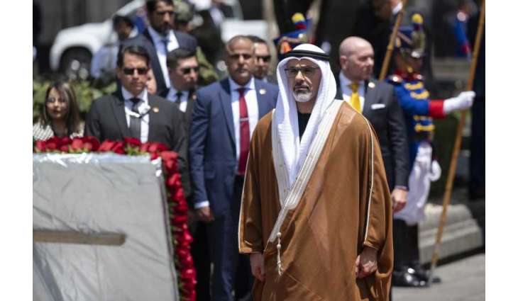ولي عهد أبوظبي يضع إكليلاً من الزهور أمام النصب التذكاري للاستقلال في العاصمة الإكوادورية كيتو