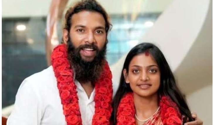 Indian Internet Sensation Mona Lisa Bhonsle Marries Boyfriend Farman Despite Family Opposition