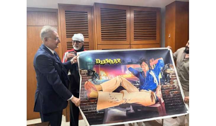 Bachchan celebrates 51 Years of Deewaar with signed artwork from Dubai gold tycoon