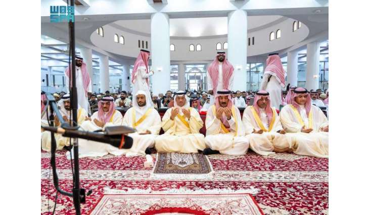 محافظ الأحساء يؤدي صلاة عيد الفطر
