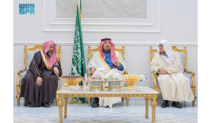 الأمير فيصل بن خالد بن سلطان يعايد رئيس محكمة الاستئناف وقاضي الاستئناف