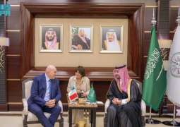 سمو وزير الدفاع يلتقي وزير الدفاع الإيطالي