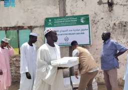 مركز الملك سلمان للإغاثة يوزع (1.500) كرتون تمر في ولاية سنار بالسودان