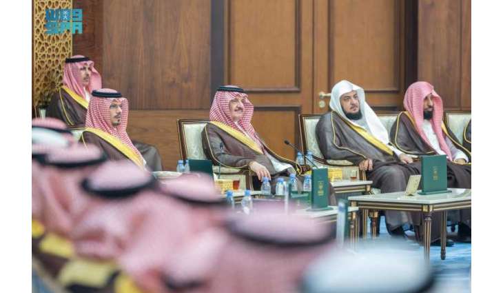 أمير المنطقة الشرقية يستقبل منسوبي أمانة المنطقة الشرقية ويطّلع على مركز المدينة التشغيلية (COP)