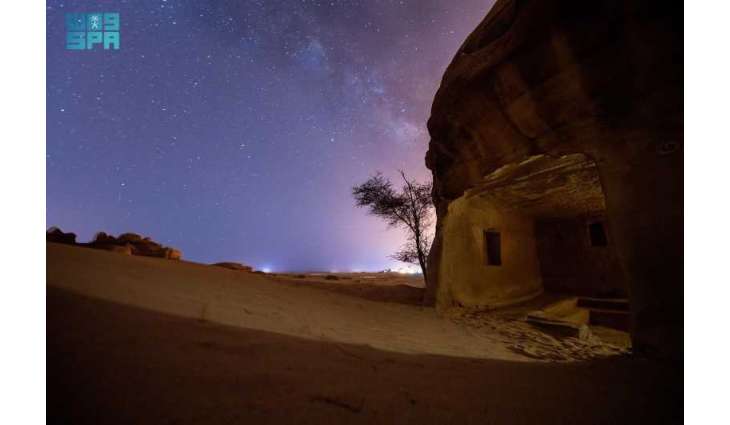 حين يُخفي الليل معالم الصحراء.. تتحوّل النجوم إلى دليل وهداية ترسم دروب الحجيج