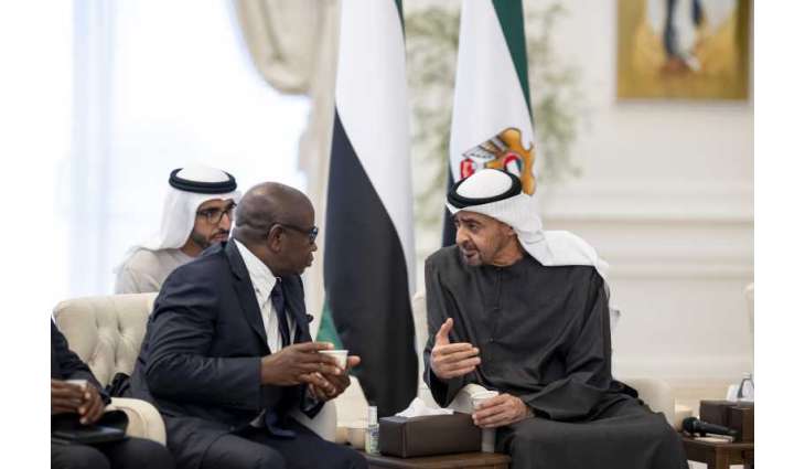 رئيس الدولة ورئيس سيراليون يبحثان تعزيز الشراكة الاقتصادية الشاملة بين البلدين والتطورات في المنطقة