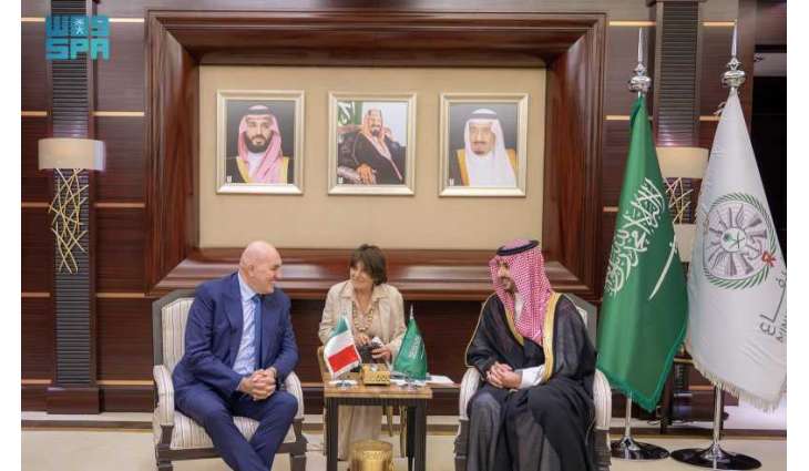 سمو وزير الدفاع يلتقي وزير الدفاع الإيطالي