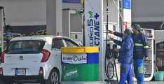 Govt reduces petrol, diesel prices by Rs5 per litre in Pakistan